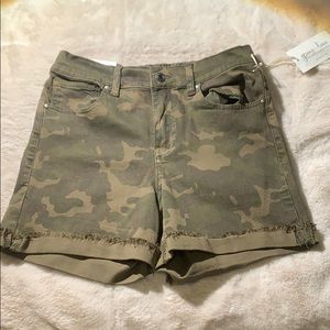 Green camouflage high waisted shorts